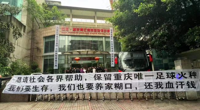 通常情况下，他会以非常放松的方式做赛前准备，当其他球员花费很多时间进行有球训练和按摩时，这位比利时人只是在更衣室与曼城工作人员聊天，直到上场前的最后一分钟。